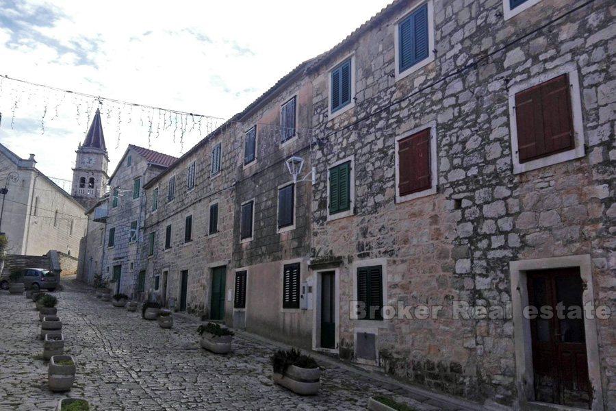 Autentický kamenný dům v řadě