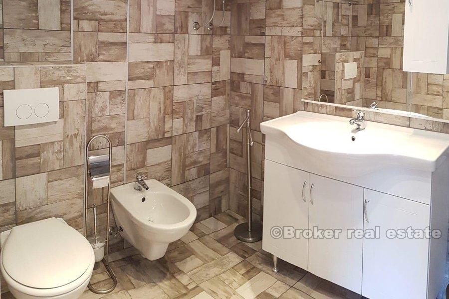 Renovirana kuća na mirnoj lokaciji, na prodaju