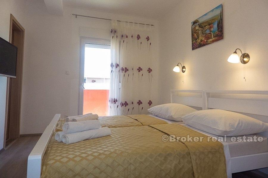 Dvije nekretnine na južnoj strani otoka, na prodaju