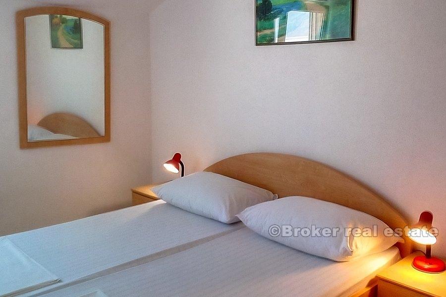 Dvije nekretnine na južnoj strani otoka, na prodaju