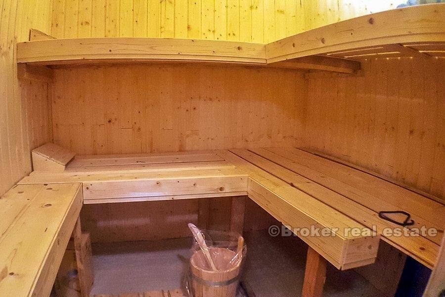 Dvije nekretnine na južnoj strani otoka, na prodaju