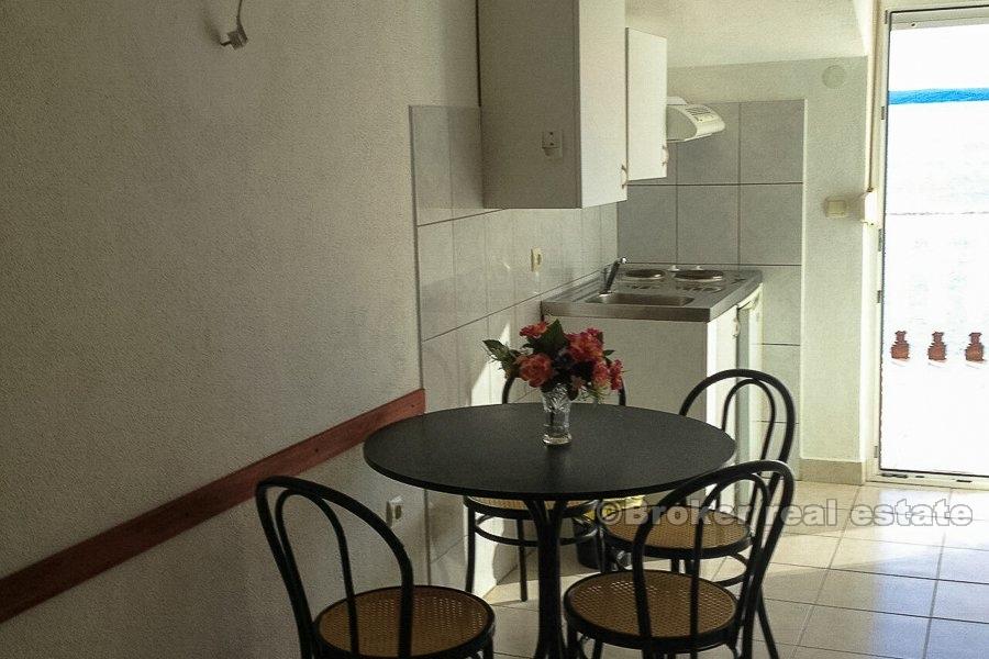 Dvije nekretnine na južnoj strani otoka, na prodaju