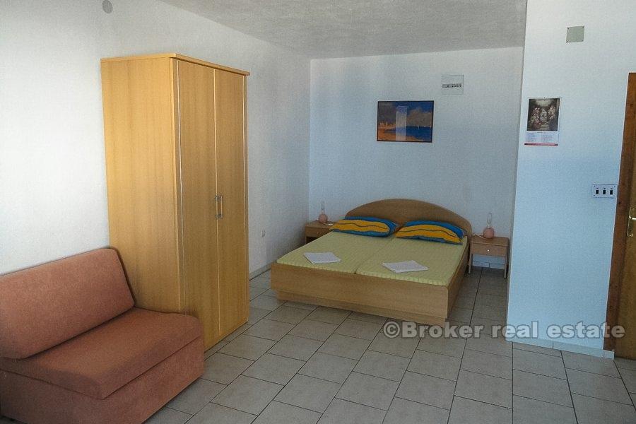 Dvije nekretnine na južnoj strani otoka, na prodaju