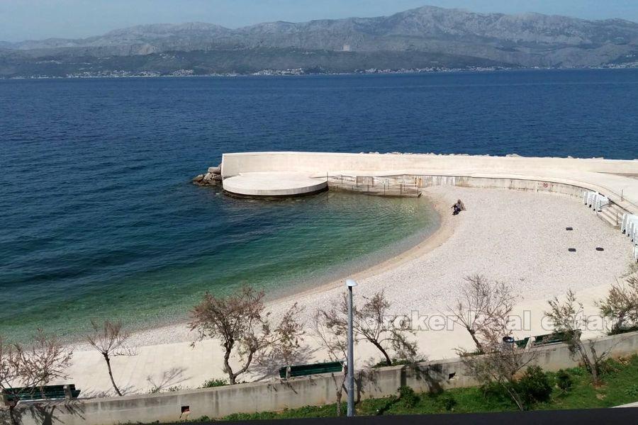 Leilighet med tre soverom, første rad til sjøen