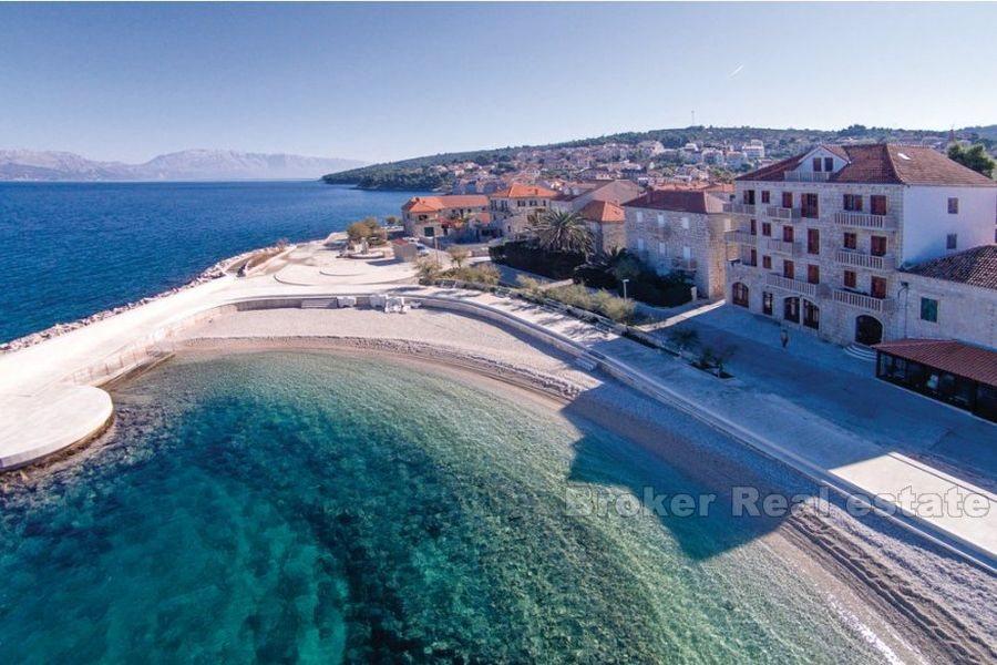 Трехкомнатная квартира в первом ряду от моря