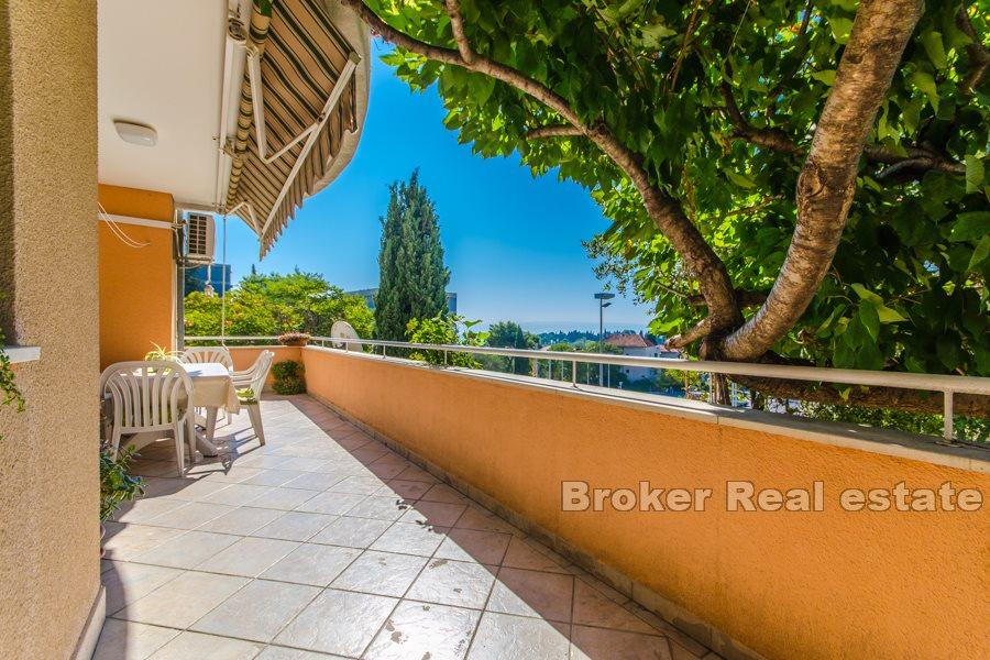 Spacious and sunny apartment overlooking the sea, Meje