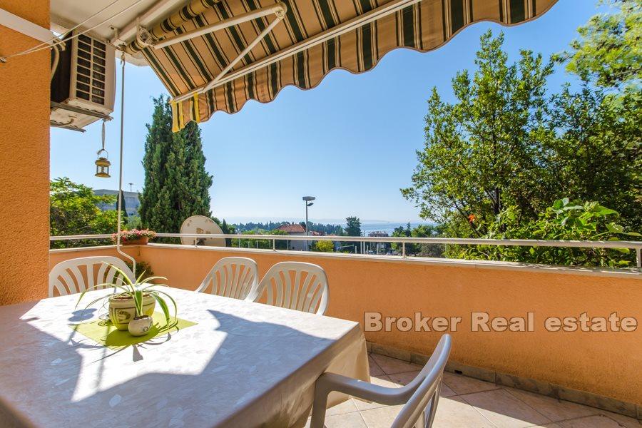 Spacious and sunny apartment overlooking the sea, Meje