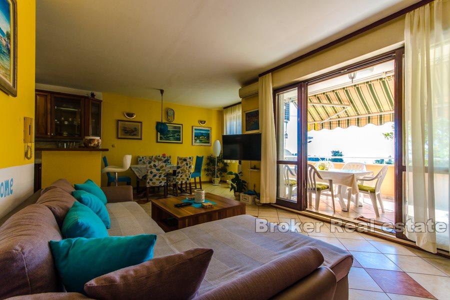 Spacious and sunny apartment overlooking the sea, Meje