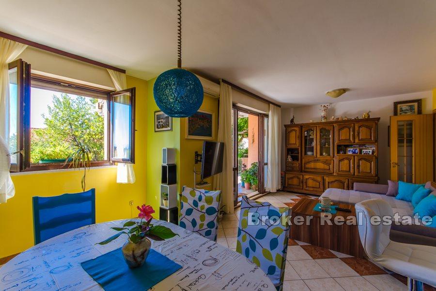 Spacious and sunny apartment overlooking the sea, Meje