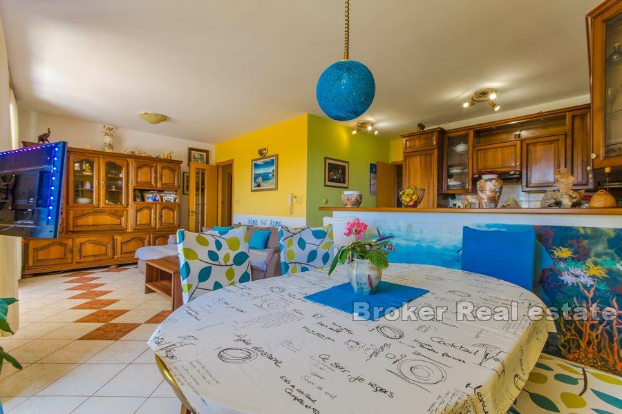 Spacious and sunny apartment overlooking the sea, Meje