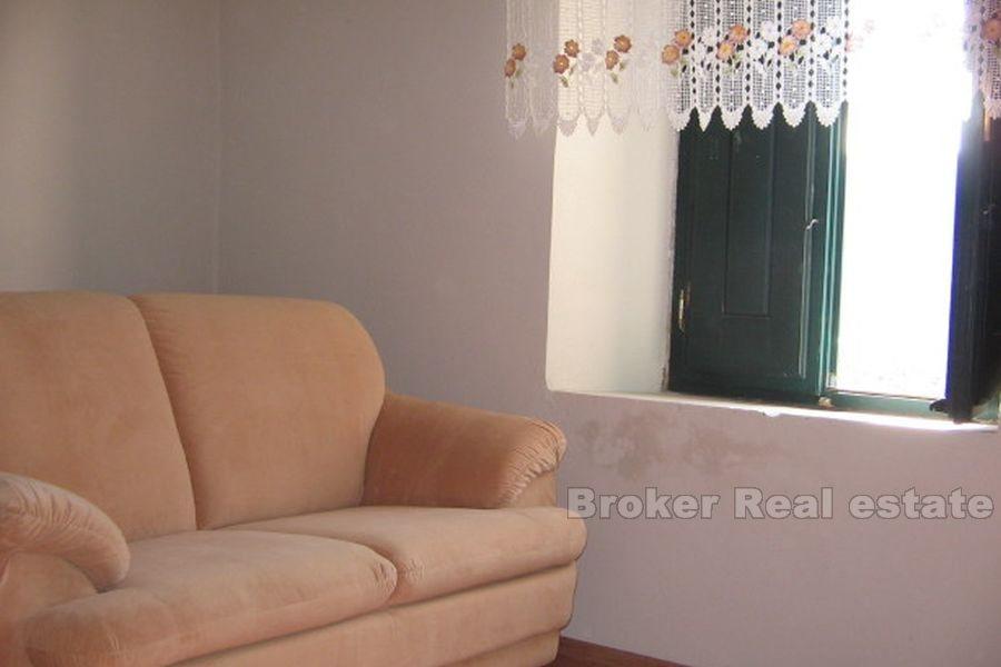 Casa in pietra ristrutturata nel piccolo villaggio