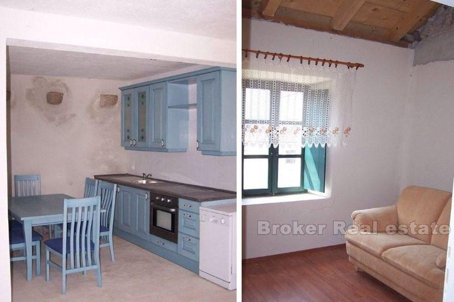 Renoviertes Steinhaus in einem kleinen Dorf