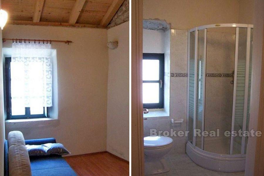 Casa in pietra ristrutturata nel piccolo villaggio