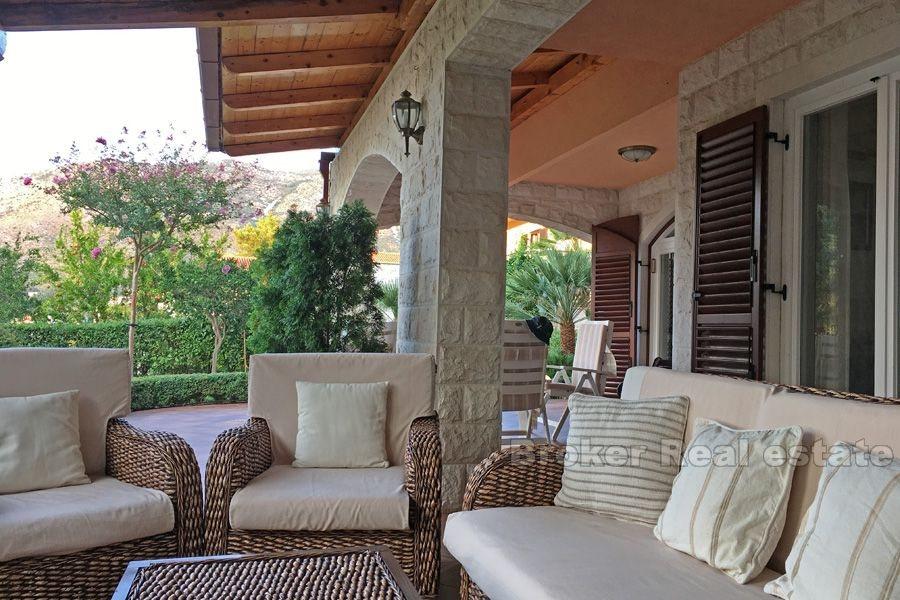 Villa indipendente con vista sul mare