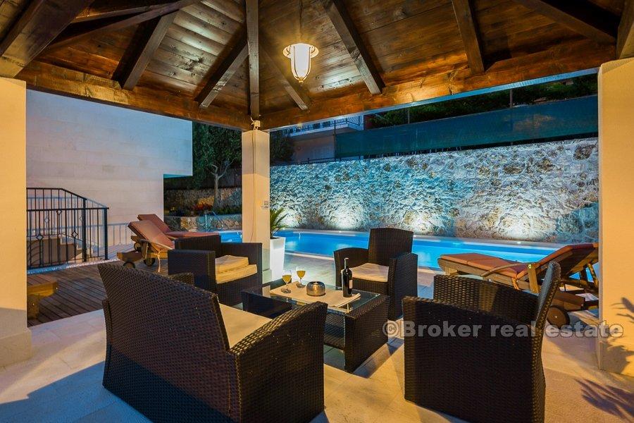 Vila sa bazenom, na prodaju