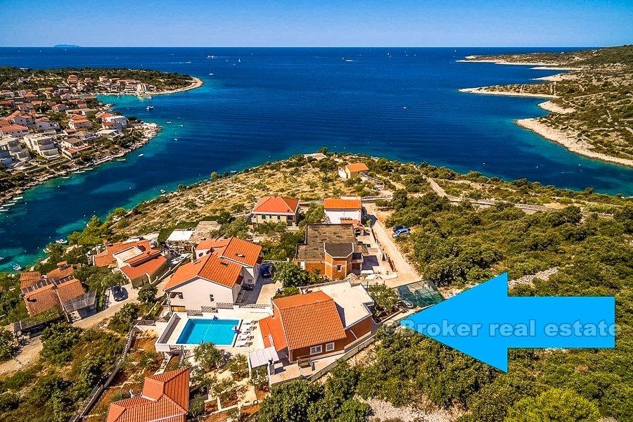 Two houses with swimming pool, for sale