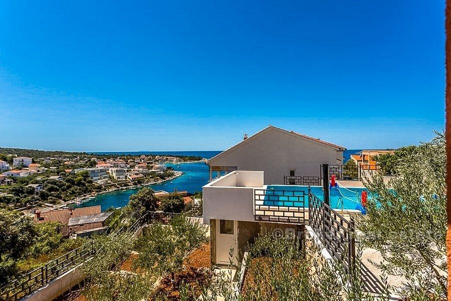 Deux maisons avec piscine, à vendre