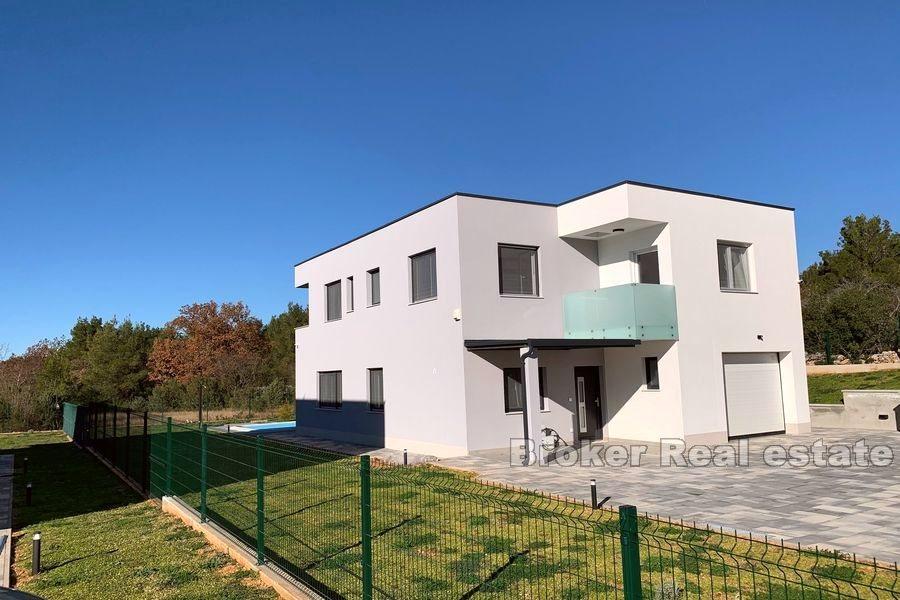 Maison neuve avec piscine, à vendre