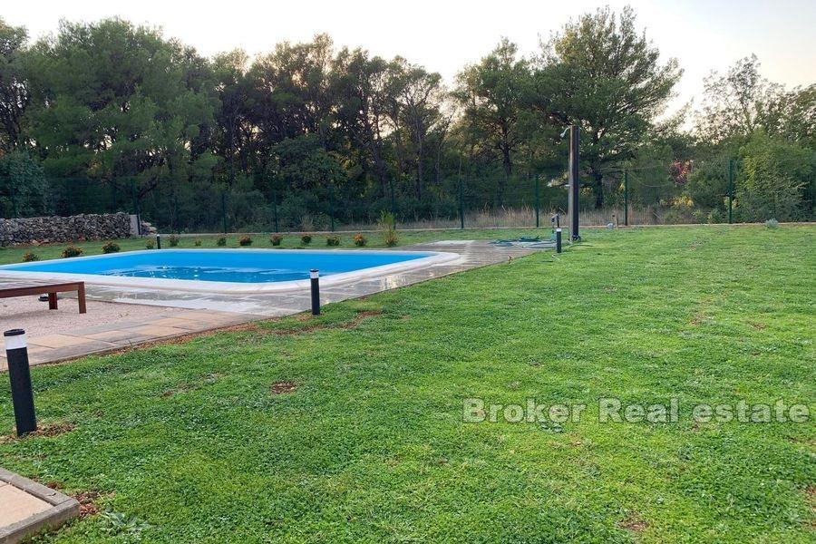 Maison neuve avec piscine, à vendre
