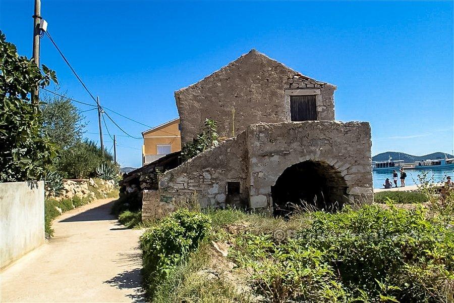 Kamena kuća za renovaciju uz more, na prodaju