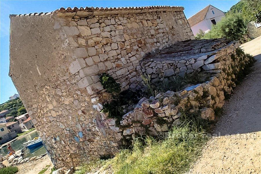 Kamena kuća za renovaciju uz more, na prodaju