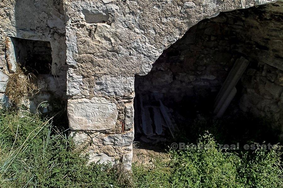 Kamena kuća za renovaciju uz more, na prodaju