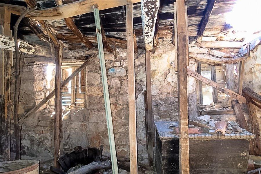 Kamena kuća za renovaciju uz more, na prodaju