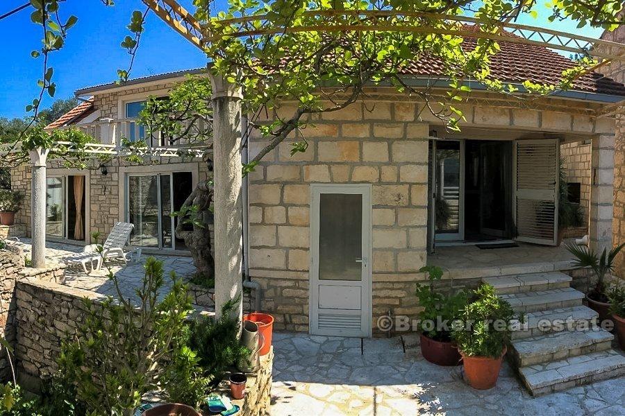 Trois maisons en pierre, à vendre