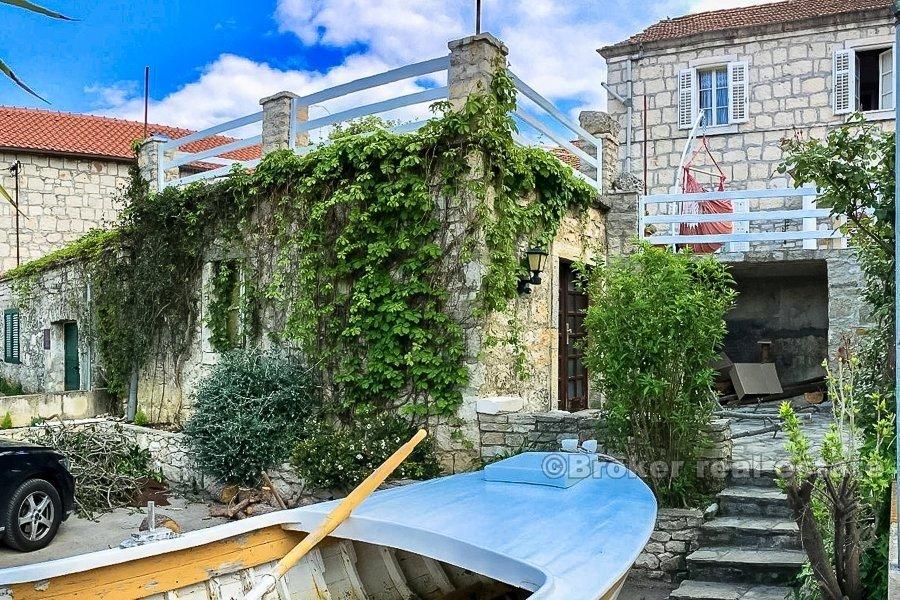 Tri kamene kuće, na prodaju