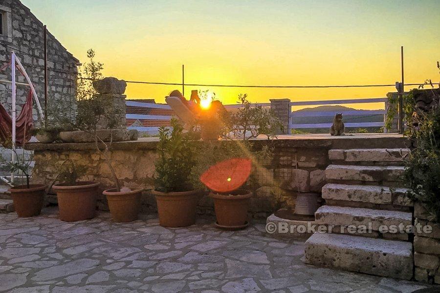 Tre stenhus, till salu