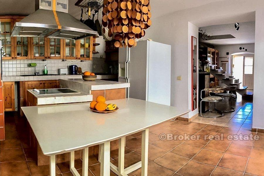 Drei Steinhäuser zum Verkauf