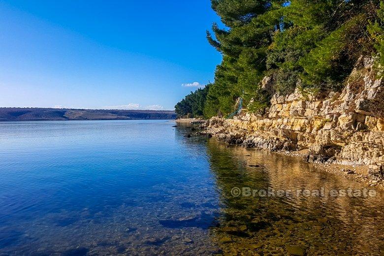 Casa su un terreno di 2809 m2, vicino al mare
