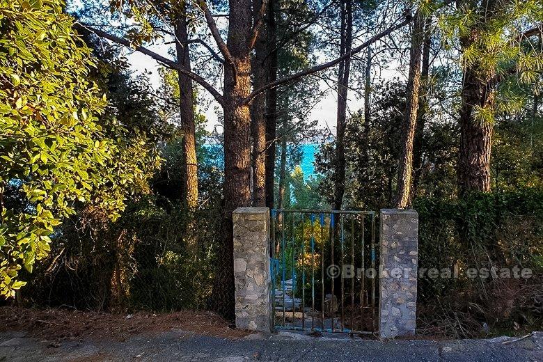 Casa su un terreno di 2809 m2, vicino al mare