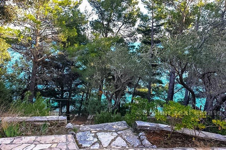 Casa su un terreno di 2809 m2, vicino al mare