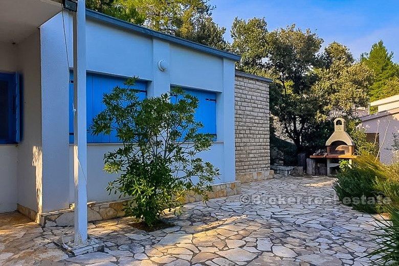 Casa su un terreno di 2809 m2, vicino al mare