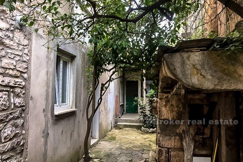 Casa in pietra da ristrutturare, in vendita