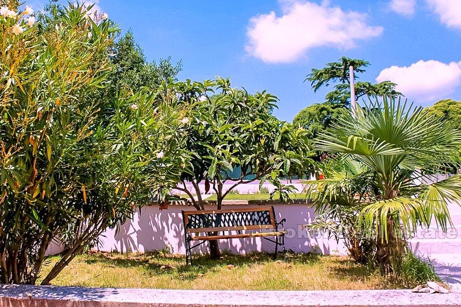 Odnowiony dom z basenem, na sprzedaż