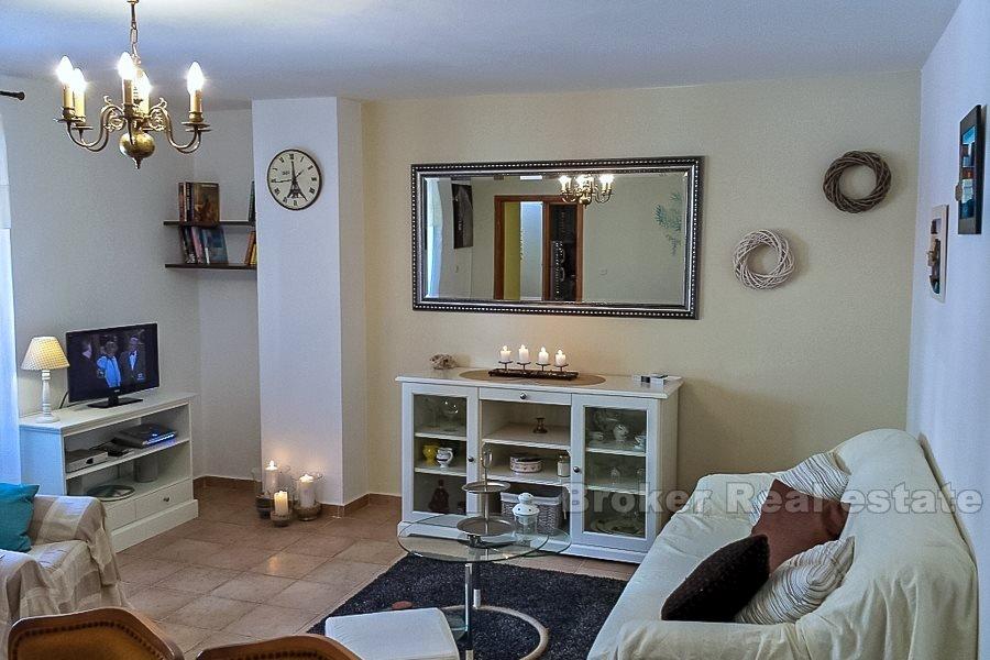 Odnowiony dom z basenem, na sprzedaż