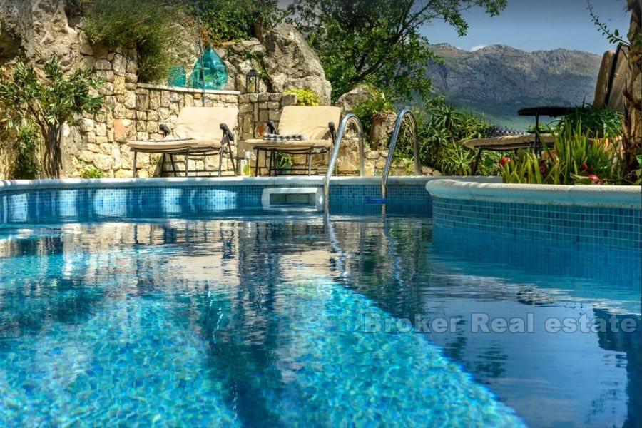 Elegant villa with pool and sea view