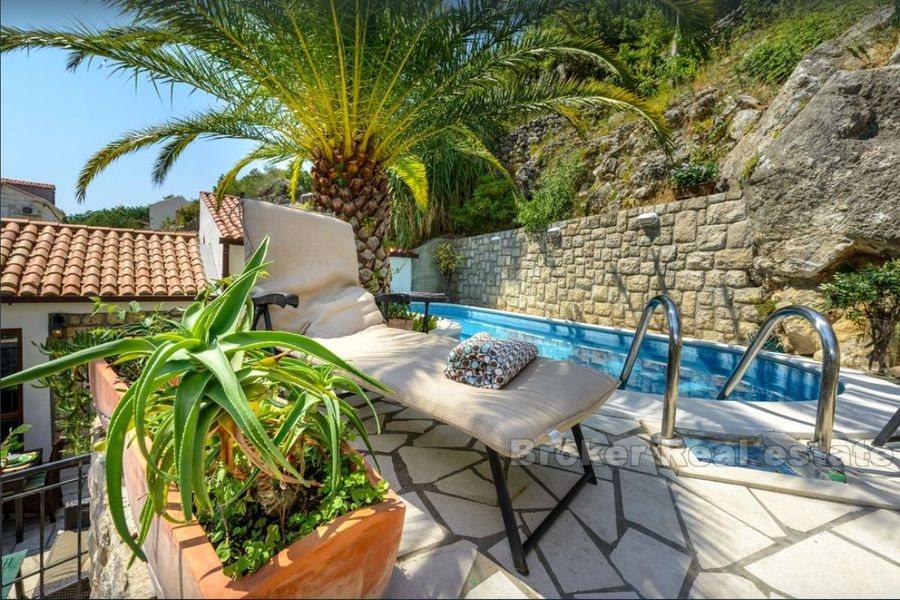 Villa elegante con piscina e vista mare