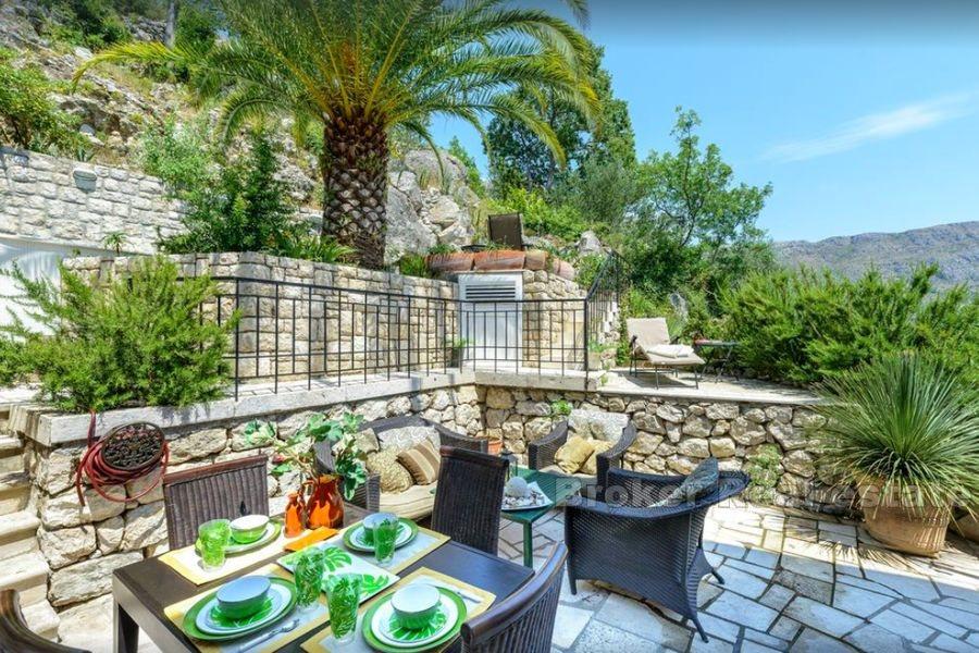 Villa elegante con piscina e vista mare