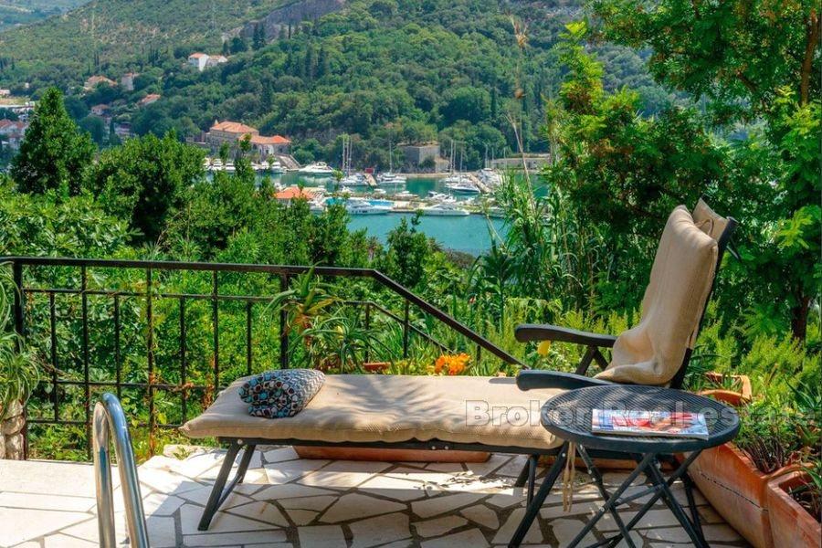 Villa elegante con piscina e vista mare