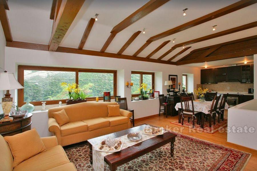 Villa elegante con piscina e vista mare