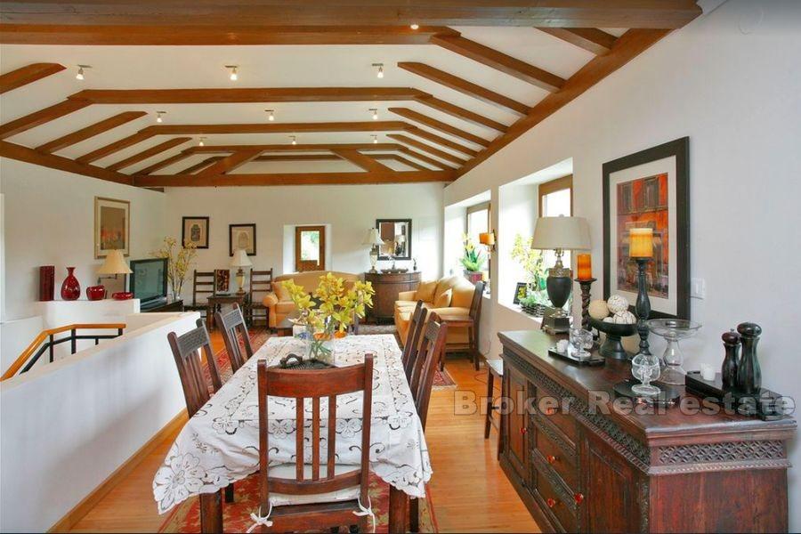 Elegante Villa mit Pool und Meerblick