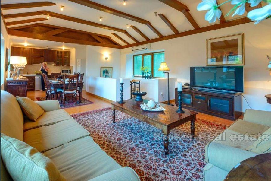 Villa elegante con piscina e vista mare