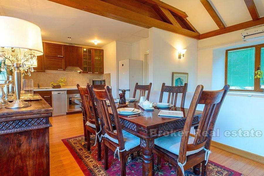 Elegante Villa mit Pool und Meerblick