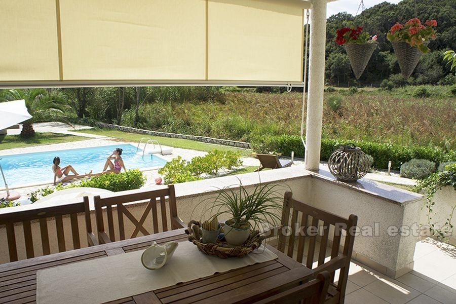 To-roms leilighet i en liten bygning