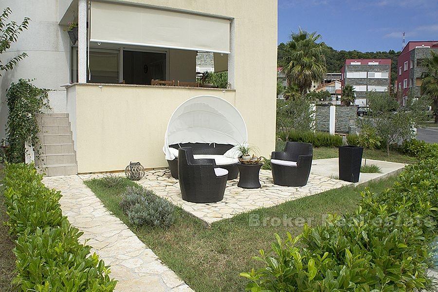 To-roms leilighet i en liten bygning