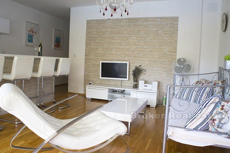 To-roms leilighet i en liten bygning