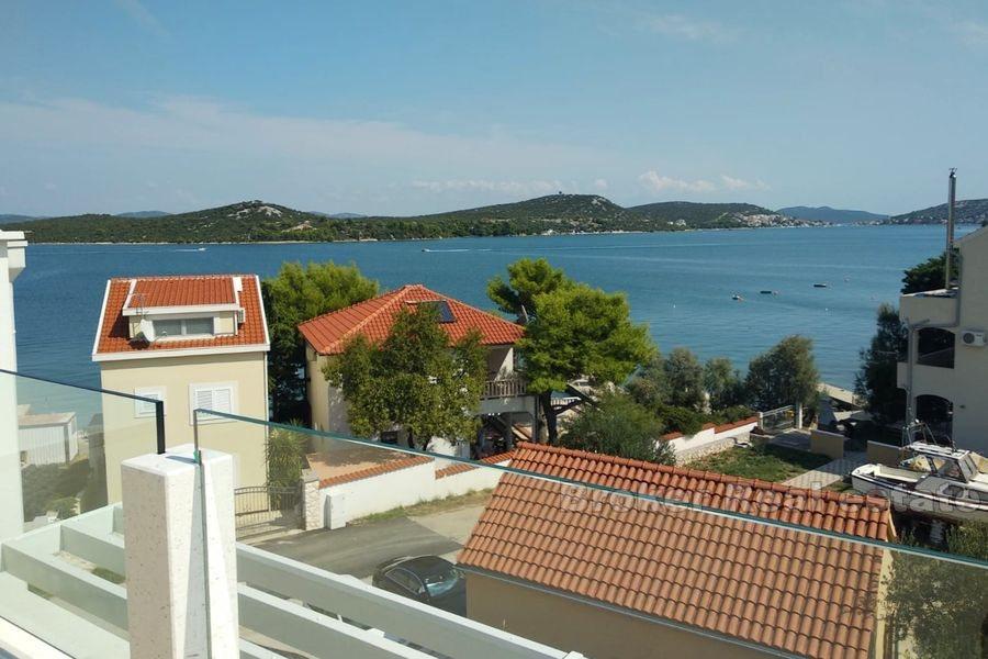 Novoizgrađena, dvojna vila s pogledom na more